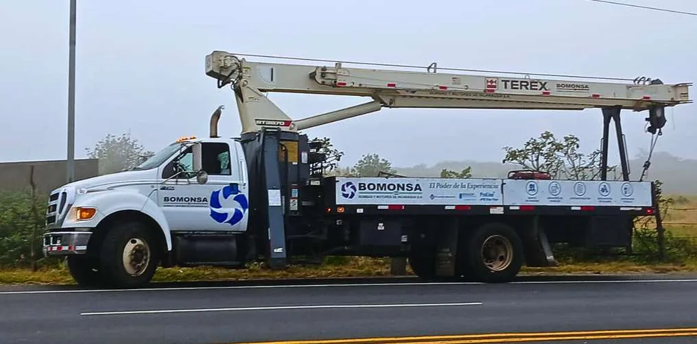 Grúa propia de BOMONSA en carretera