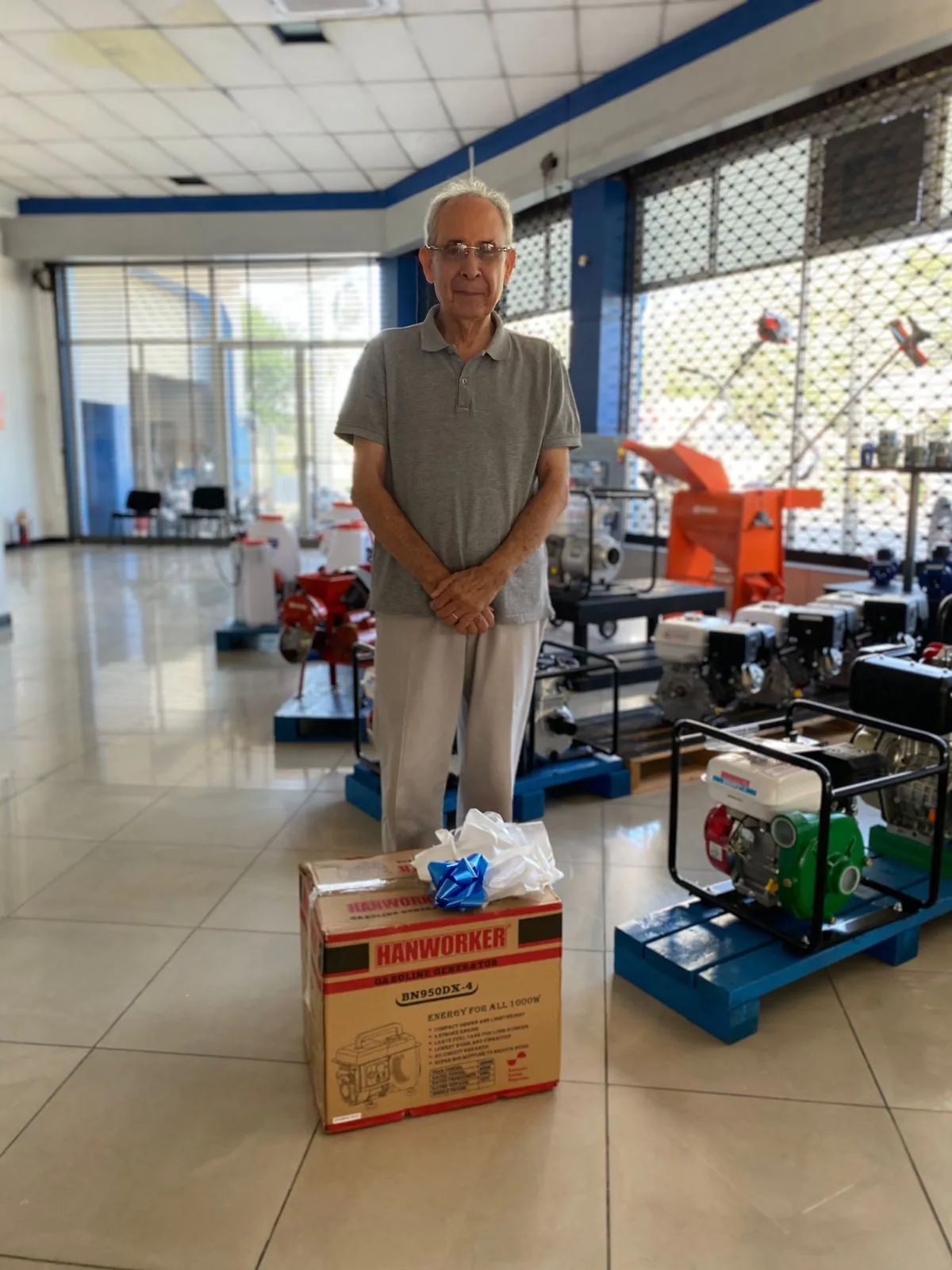 Sala de exhibición de BOMONSA con motobombas y equipos agrícolas